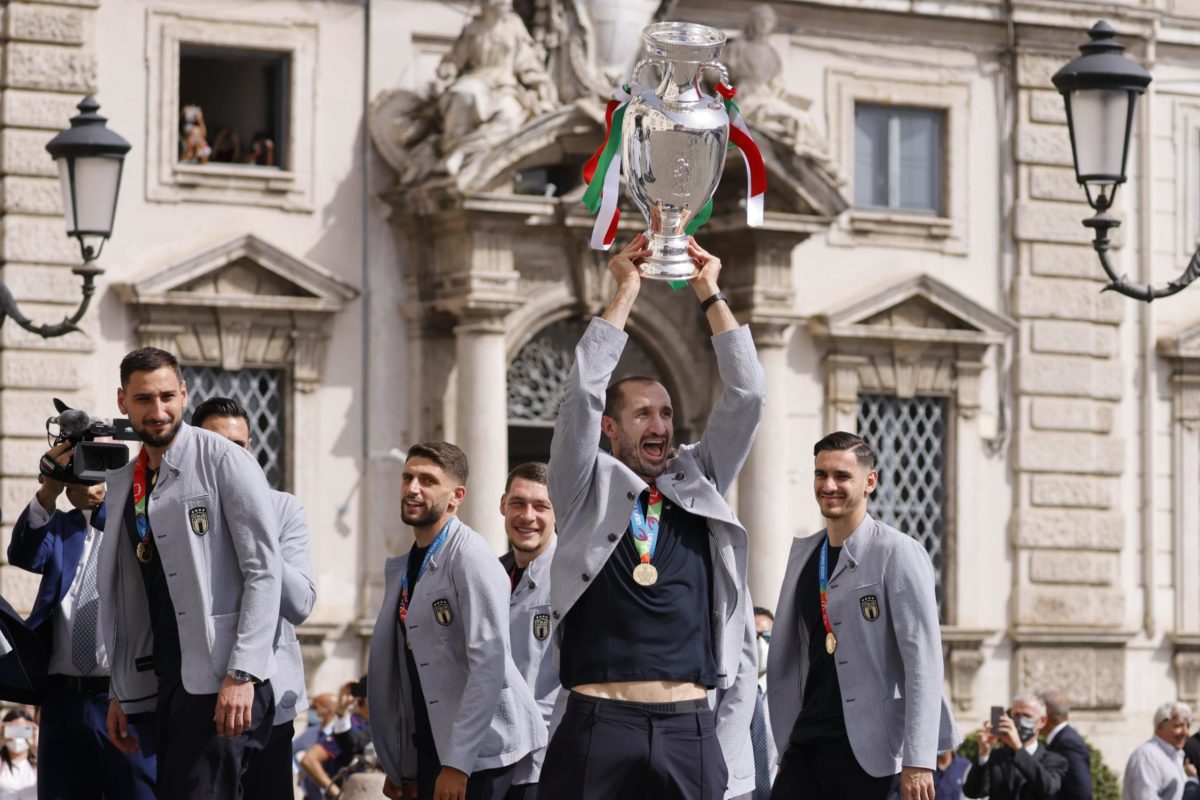 Calcio, Chiellini si ritira: “Sei stato il viaggio più bello” Calcio, Chiellini si ritira: “Sei stato il viaggio più bello”