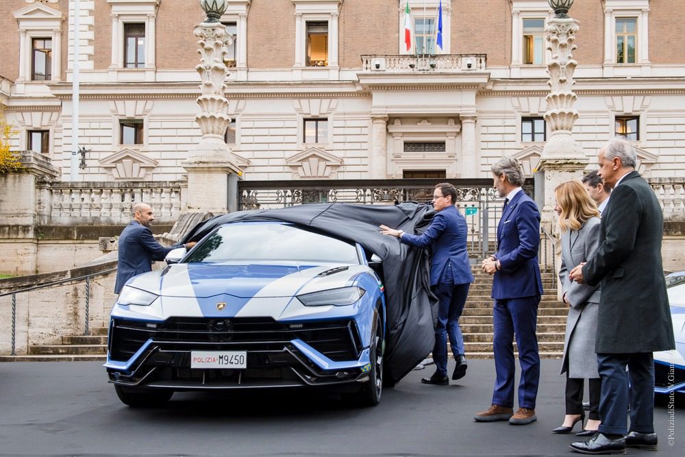 Lamborghini Urus Performante donata alla Polizia di Stato 2 Unknown