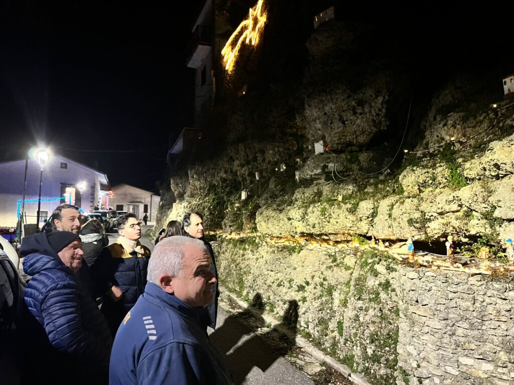 Ieri l’Assessore alle Frazioni Fabio Nobili e il Sindaco Daniele Sinibaldi hanno visitato Maglianello Alto e il suo presepe 1 Presepe Comune