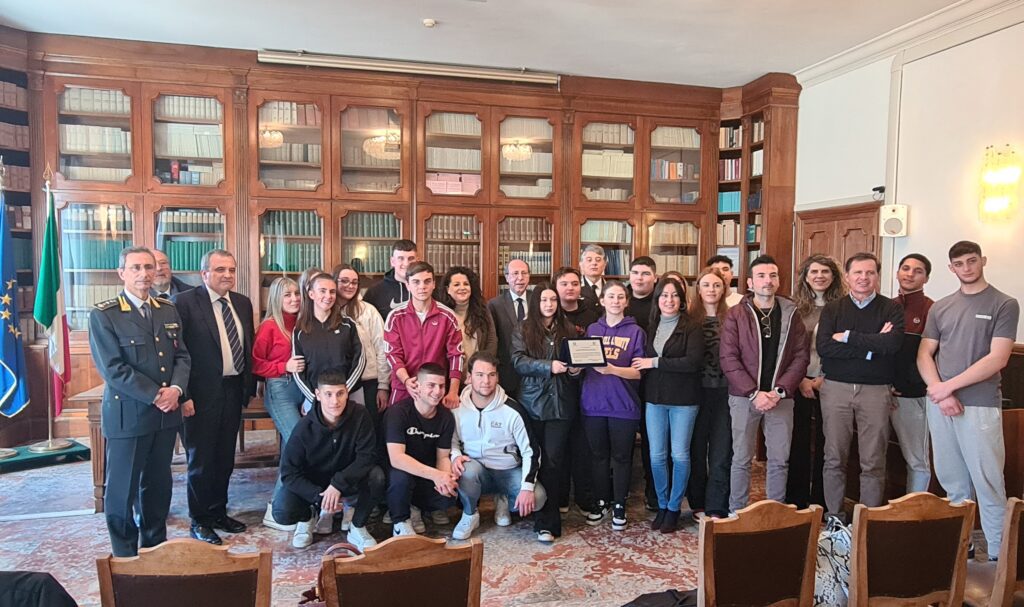 Consegnata la targa ricordo all'Istituto Statale Superiore "Francesco Orioli" di Viterbo per la partecipazione al progetto "Percorsi di sensibilizzazione a sostegno degli amministratori locali" 1 2