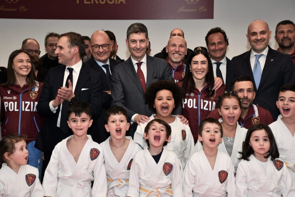 Polizia di Stato - foto e comunicato stampa Il Capo della Polizia Vittorio Pisani inaugura una nuova Sezione Giovanile del Gruppo Sportivo Fiamme Oro 1 2