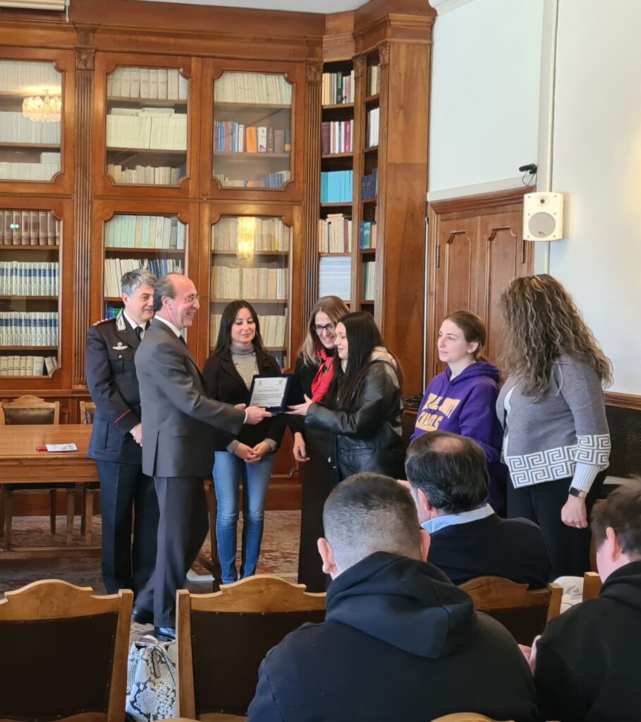 Consegnata la targa ricordo all'Istituto Statale Superiore "Francesco Orioli" di Viterbo per la partecipazione al progetto "Percorsi di sensibilizzazione a sostegno degli amministratori locali" 2 3