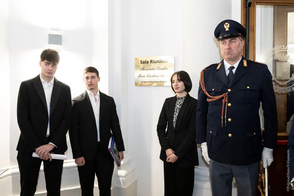 Polizia Di Stato: inaugurazione sala riunioni ad Alessandra Pacifico e Maria Cristina Ascenzi 2 Foto 3