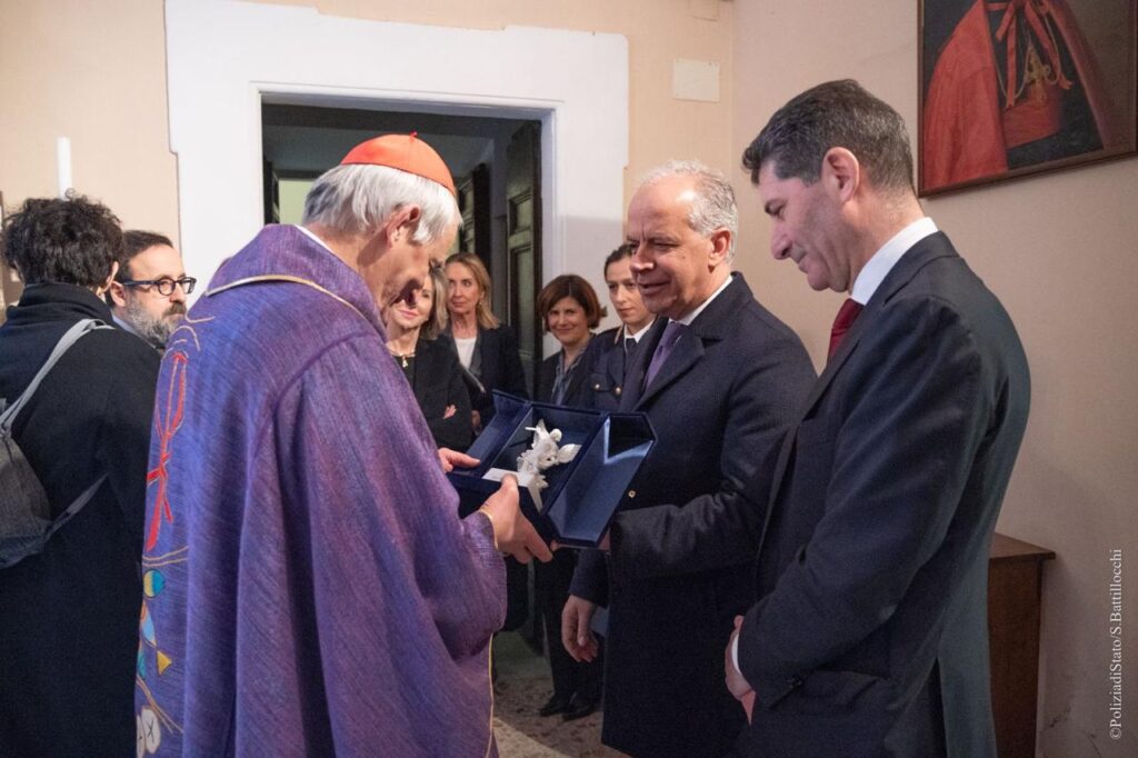 Celebrato il Precetto Pasquale alla presenza del Ministro Piantedosi e del Capo della Polizia Pisani nella chiesa di San Lorenzo in Panisperna 1 Foto 4 1