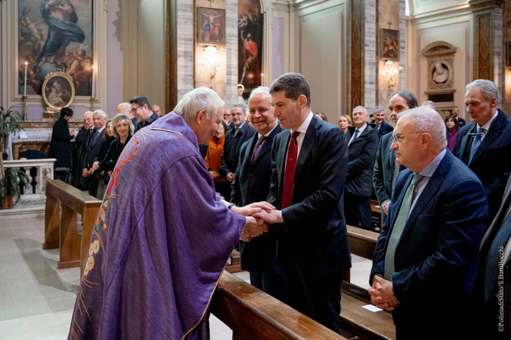 Celebrato il Precetto Pasquale alla presenza del Ministro Piantedosi e del Capo della Polizia Pisani nella chiesa di San Lorenzo in Panisperna 3 Foto 7 1