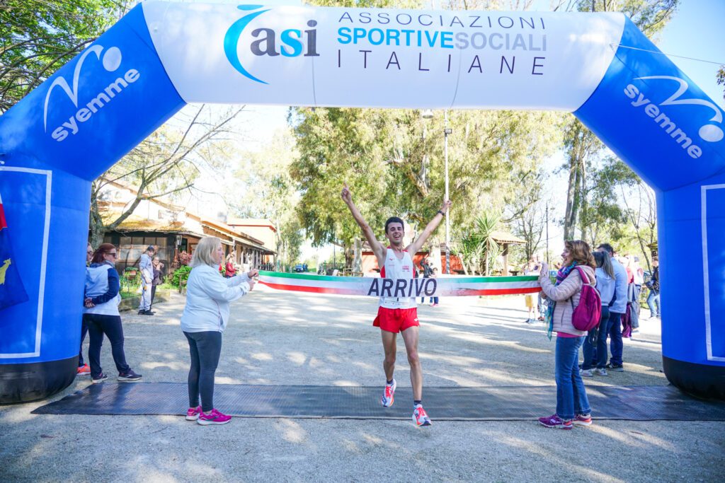 Gabriele Carraroli e Pamela Gabrielli vincono la prima edizione della Corsa del Ricordo di Latina 1 Gabriele Carraroli a braccia alzate al traguardo
