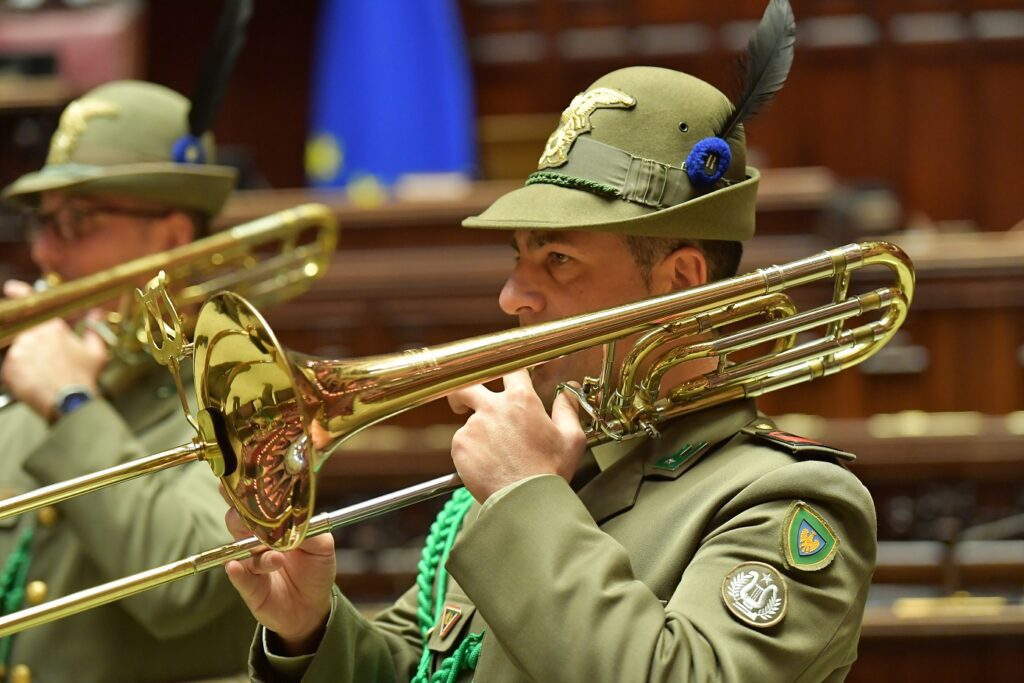 Montecitorio a Porte Aperte, oggi in Aula anche la Fanfara della Brigata Alpina Julia 2 Uno dei componenti della Fanfara della Brigata Julia in Aula