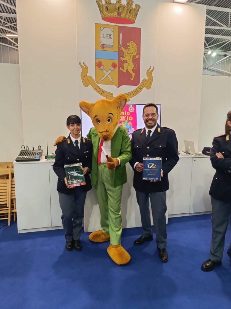 GLI “SCRITTORI IN DIVISA” PRESENTANO I PROPRI LIBRIALLO STAND DELLA POLIZIA DI STATO4^ GIORNATA 1 Geronimo Stilton allo stand della polizia di stato