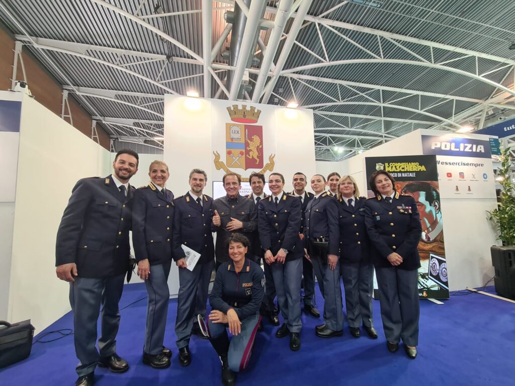 GLI “SCRITTORI IN DIVISA” PRESENTANO I PROPRI LIBRIALLO STAND DELLA POLIZIA DI STATO3^ GIORNATA 1 La Polizia di Stato e Roberto Facchinetti