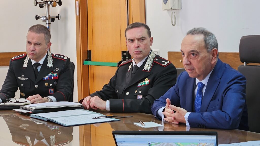 VIOLENZA SULLE DONNE, PARTE A ROMA IL PROGETTO MOBILE ANGEL: UNO SMARTWATCH COLLEGATO AI CARABINIERI PER CHIEDERE AIUTO IN CASO DI AGGRESSIONE 2 La firma del protocollo questa mattina in PRocura a Roma da destra il Procuratore Lo Voi il generale dei Carabinieri Marco Pecci e il Col. Marco Aquilio