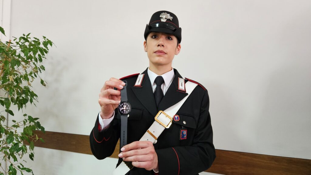 VIOLENZA SULLE DONNE, PARTE A ROMA IL PROGETTO MOBILE ANGEL: UNO SMARTWATCH COLLEGATO AI CARABINIERI PER CHIEDERE AIUTO IN CASO DI AGGRESSIONE 1 La firma del protocollo questa mattina in Procura a Roma un carabiniere mostra il dispositivo Mobile Angel 1