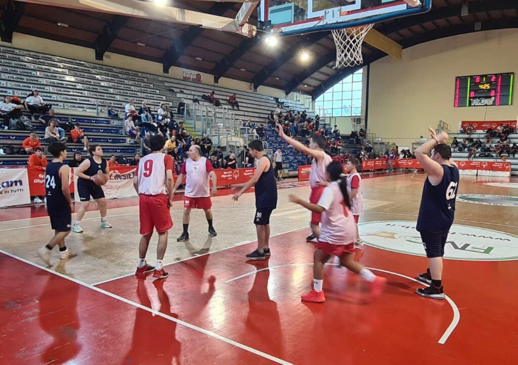 Ferentino: Il Presidente del Consiglio della Provincia di Frosinone, Quadrini, partecipa alla finale dello Special Olympics Italia - Speciale Basket 2024 2 PHOTO 2024 05 20 11 26 12