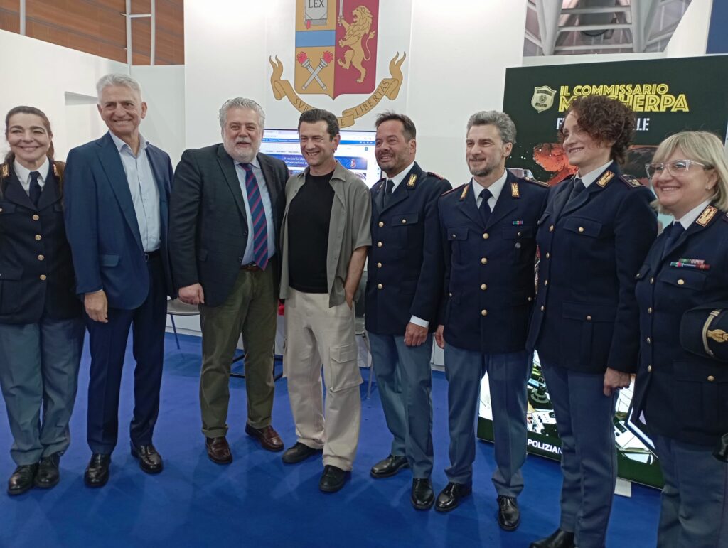 GLI “SCRITTORI IN DIVISA” PRESENTANO I PROPRI LIBRIALLO STAND DELLA POLIZIA DI STATO4^ GIORNATA 2 Vinicio