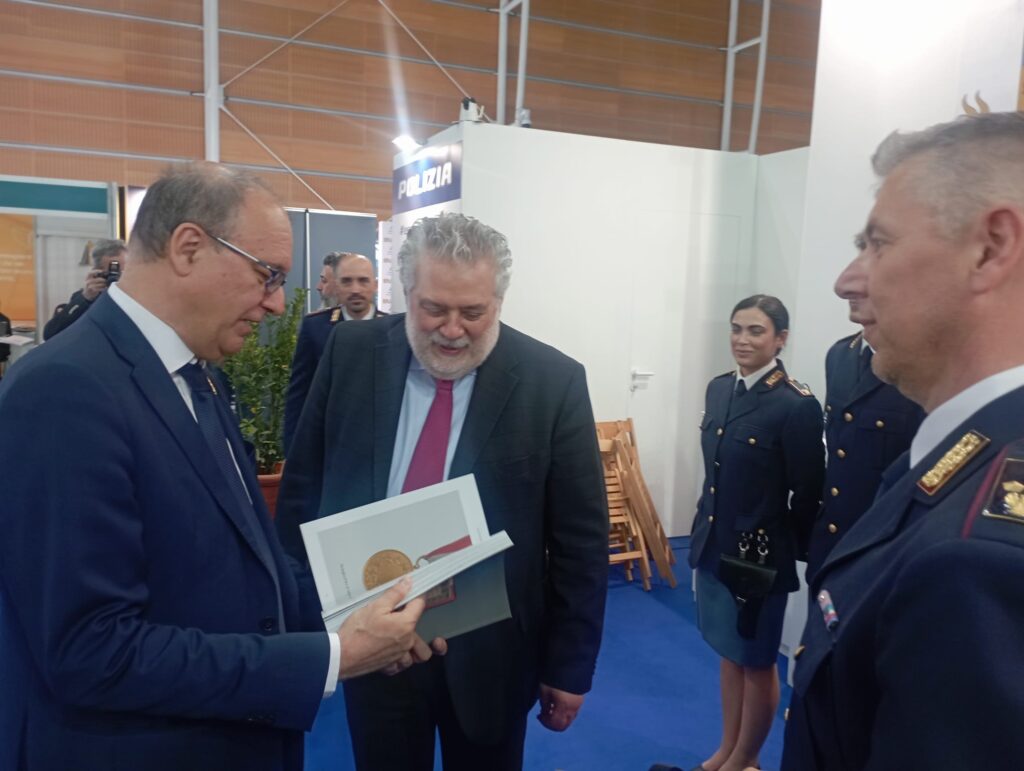 GLI “SCRITTORI IN DIVISA” PRESENTANO I PROPRI LIBRIALLO STAND DELLA POLIZIA DI STATO2^ GIORNATA 1 WhatsApp Image 2024 05 09 at 13.47.47