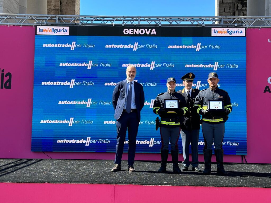 LA POLIZIA DI STATO AL GIRO D'ITALIA: PREMIAZIONI DEGLI EROI DELLA SICUREZZA 1 foto 3 1