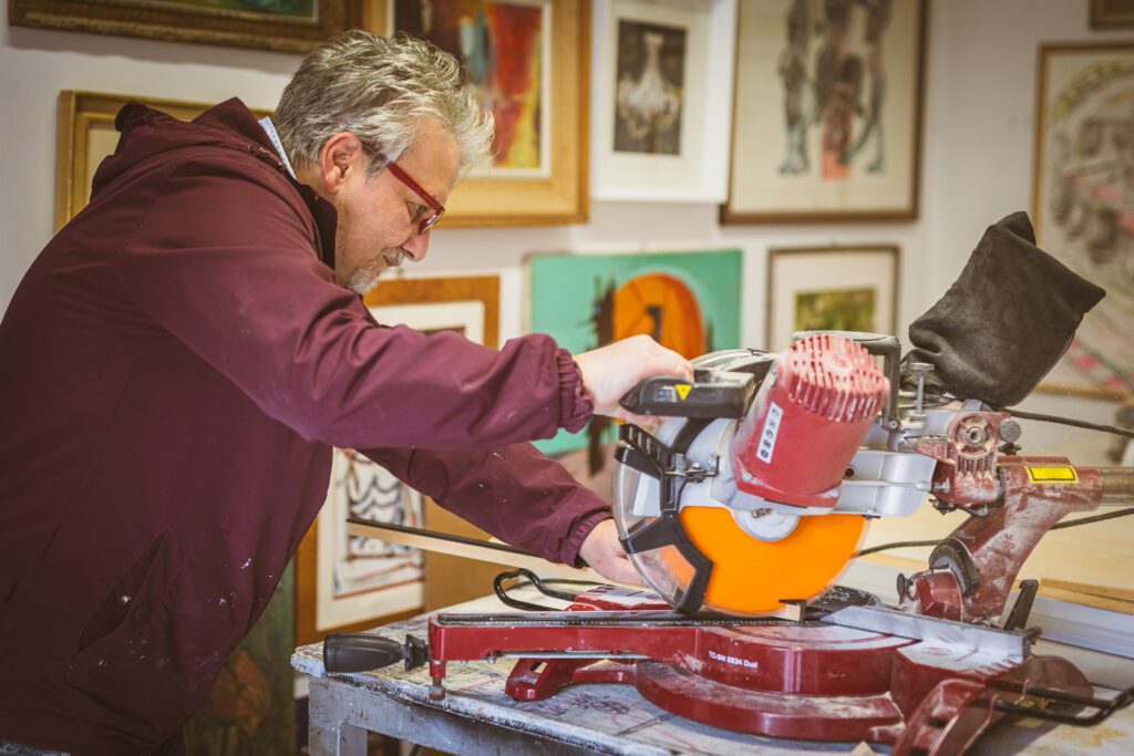 LAZIO ARTIGIANA dà inizio al primo dei 5 Weekend dell’Artigianato e inaugura a Viterbo il PRIMO HUB DELL’ARTIGIANATO ARTISTICO 2 Massimo Pinzi Corniciaio ph. per gentile concessione di CNA e Camera di commercio 1