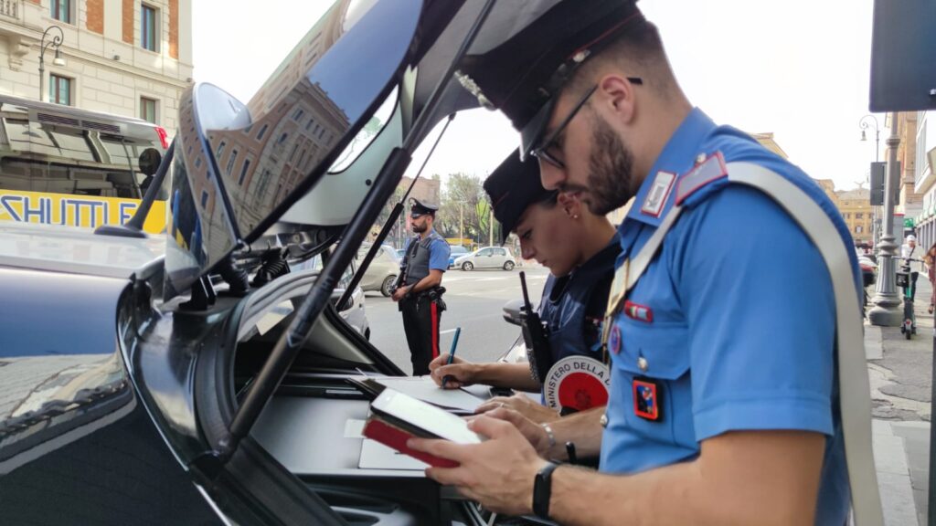 Numerosi controlli dei Carabinieri nel Centro storico e sulle metropolitane di Roma portano all'arresto di 12 persone, gravemente indiziate del reato di furto aggravato 1 PROVINCIALE Controlli dei Carabinieri nel centro storico 2