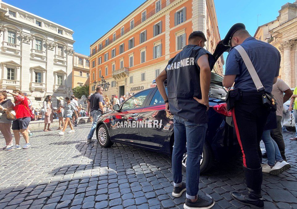 Numerosi controlli dei Carabinieri nel Centro storico e sulle metropolitane di Roma portano all'arresto di 12 persone, gravemente indiziate del reato di furto aggravato 2 PROVINCIALE Controlli dei Carabinieri nel centro storico 3