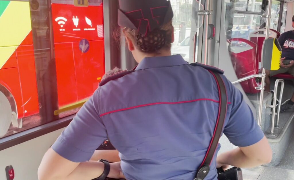 Numerosi controlli dei Carabinieri nel Centro storico e sulle metropolitane di Roma portano all'arresto di 12 persone, gravemente indiziate del reato di furto aggravato 3 PROVINCIALE Controlli dei Carabinieri nel centro storico 4