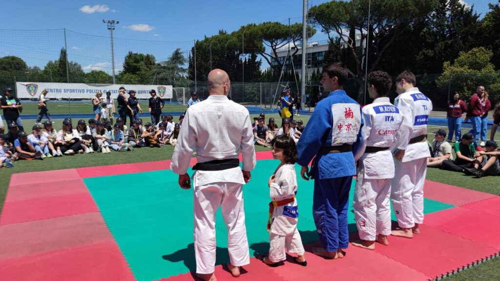 LA POLIZIA DI STATO INSIEME AI BAMBINI UCRAINI, FIGLI DEI POLIZIOTTI DECEDUTI NEL CONFLITTO BELLICO 2 fototordiquinto11