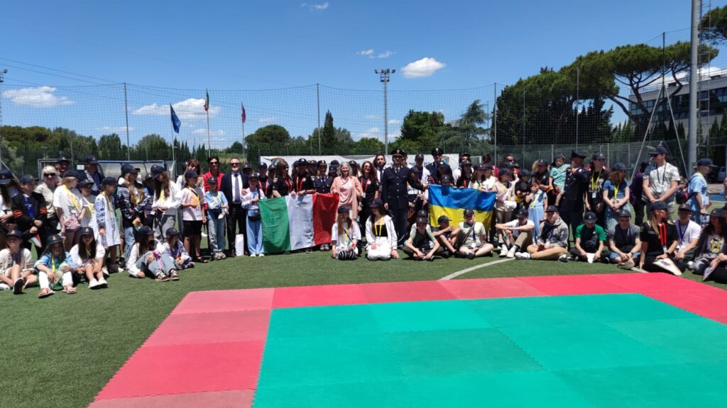 LA POLIZIA DI STATO INSIEME AI BAMBINI UCRAINI, FIGLI DEI POLIZIOTTI DECEDUTI NEL CONFLITTO BELLICO 1 fototordiquinto9