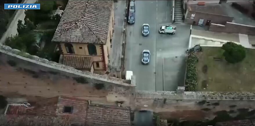Siena: Custodia cautelare in carcere e perquisizioni domiciliari eseguite dalla Polizia di Stato nei confronti di 4 indagati presunti autori di rapine, furti, e lesioni, 3 di loro sono minorenni 1 2 4