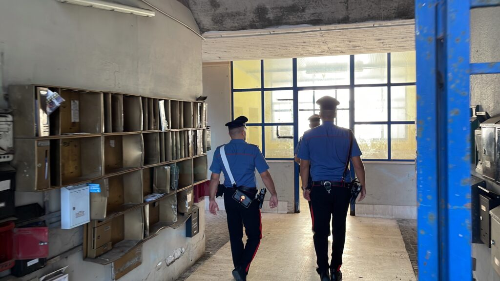 ROMA - CONTROLLI STRAORDINARI DEI CARABINIERI IN ZONA CORVIALE PER AUMENTARE LA PERCEZIONE DI SICUREZZA NEI CITTADINI 1 Controlli dei Carabinieri in zona Corviale 2