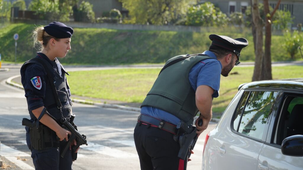 ROMA - CONTROLLI STRAORDINARI DEI CARABINIERI IN ZONA CORVIALE PER AUMENTARE LA PERCEZIONE DI SICUREZZA NEI CITTADINI 2 Controlli dei Carabinieri in zona Corviale 4
