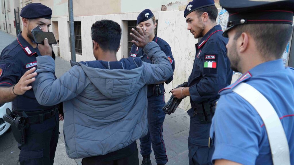 CARABINIERI: CONTROLLI DEI CARABINIERI IN TUTTA L'AREA DELLA STAZIONE TERMINI PER AUMENTARE LA PERCEZIONE DI SICUREZZA NEI CITTADINI 1 PROVINCIALE Controlli dei Carabinieri a Termini e Esquilino 6