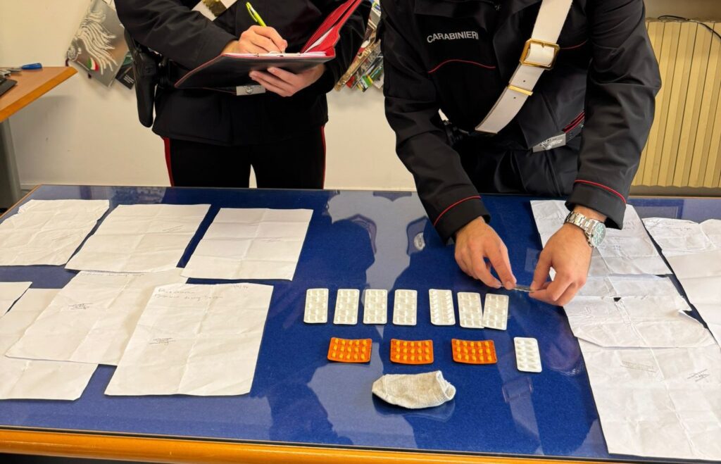 LARIANO – CARABINIERI ARRESTANO UNA DONNA 38ENNE, GRAVEMENTE INDIZIATA DI FURTI E DI UNA TENTATA RAPINA.I COLPI DOPO LA RICHIESTA DI UN PASSAGGIO IN AUTO 1 VELLETRI I Carabinieri di Lariano