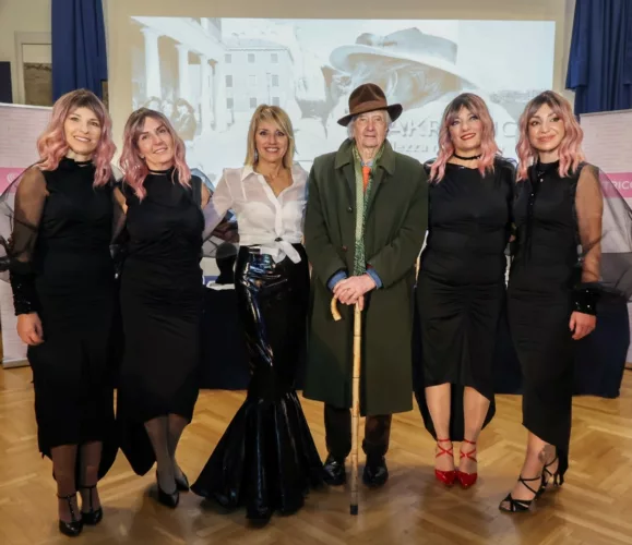 Presentato “DIAKRONICA - Bellezza nel tempo”: Il calendario Tricostarc Ets 2025 con gli scatti di Italo Zannier 2 PRES. CALENDARIO DIAKRONICA ITALO ZANNIER GIUSY GIAMBERTONE E LE 4 PAZIENTI MODELLE