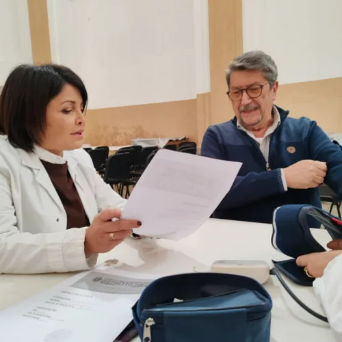 LA PRESIDENTE DELLA COMMISSIONE REGIONALE SANITÀ ALESSIA SAVO‘TORNA’ MEDICO PER L’INIZIATIVA DEGLI SCREENING DIABETOLOGICI GRATUITIAL CENTRO ANZIANI DI ARPINO 2 Screening2