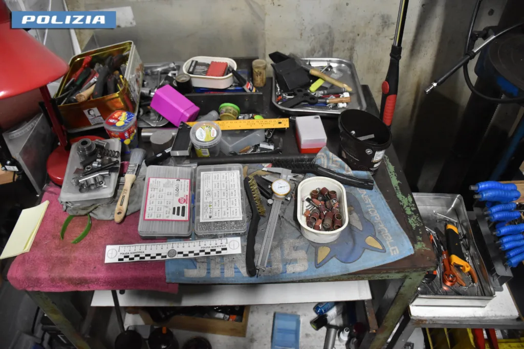 Napoli: Scoperta a Sant’Anastasia officina per la preparazione delle armi 1 na poli