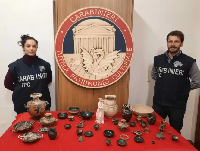 Associazione a delinquere finalizzata al furto, ricettazione ed esportazione illecita di reperti archeologici e numismatici: 32 persone indagate e 4 misure cautelari eseguite dai Carabinieri del Nucleo TPC di Bari nel centro e sud Italia 1 IMG 20241204 WA0010