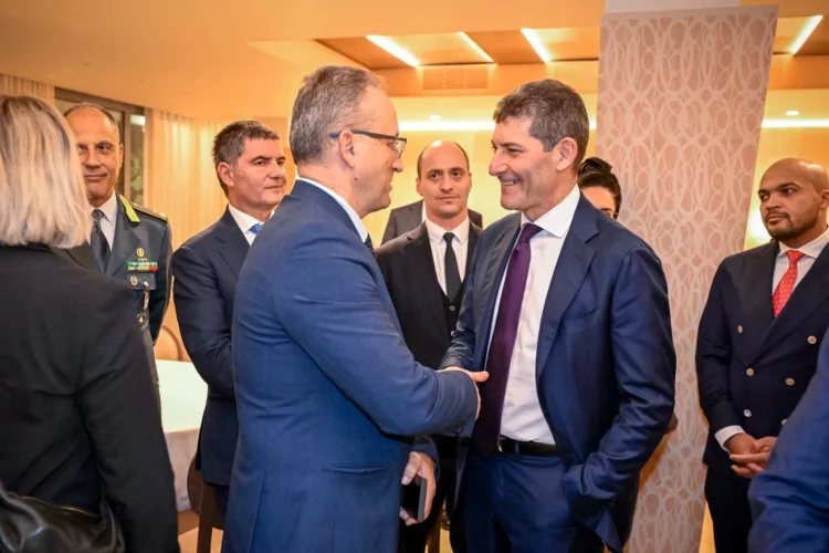 Incontro di fine anno con gli Ambasciatori accreditati presso lo Stato italiano e i rispettivi ufficiali di collegamento 1 Incontro di fine anno con gli Ambasciatori
