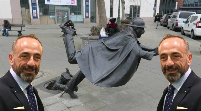 Vaartkapoen, ossia la “canaglia del canale“, qui rappresentata, è la statua che a Bruxelles si trova in piazza Sainctelette, e rappresenta, come in un fumetto, in una battuta, l’anarchia che vince sul critico-d-arte-paolo-battaglia-la-terra-borgese
