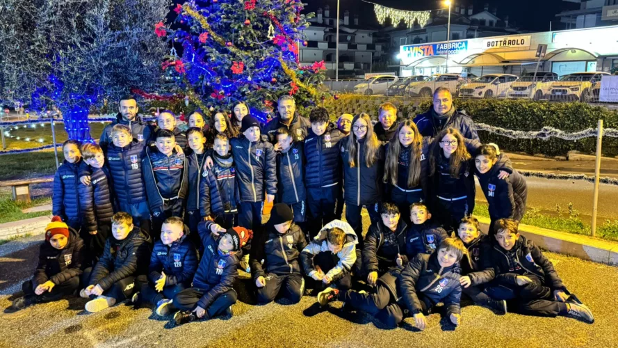 Fonte Nuova - l'Asd Tor Lupara 1968 al Fonte Nuova Christmas con i suoi piccoli calciatori - Il calcio mezzo di aggregazione comunicazione inclusione 7 WhatsApp Image 2024 12 18 at 19.54.24