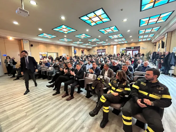 “Un riconoscimento al merito e alla dedizione di famiglie e lavoratori del settore edile” Gianluca Quadrini, alla Cerimonia di Consegna delle Borse di Studio Cassa Edile Awards 1 9788546e 7c89 4228 8fe1 80e70d88d930