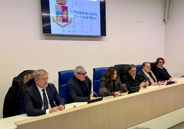 MILANO, ‘CALZA BEFANA’ FDI A POLIZIA, DE CORATO: «IN QUESTURA HO RIBADITO MIO IMPEGNO ALLA CAMERA PER DISEGNO DI LEGGE CHE INASPRISCE PENE CONTRO ‘MARANZA’» 1 foto 24