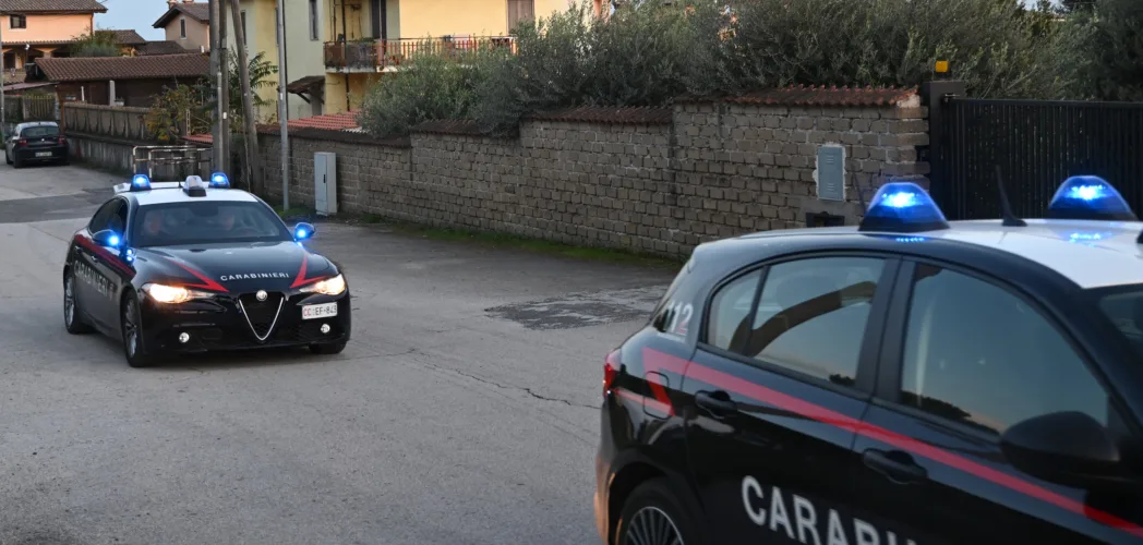 CAMPAGNANO DI ROMA - NON SI RASSEGNA ALLA FINE DELLA RELAZIONE E SEQUESTRA LA EX COMPAGNA 1 BRACCIANO I Carabinieri intervenuti 2