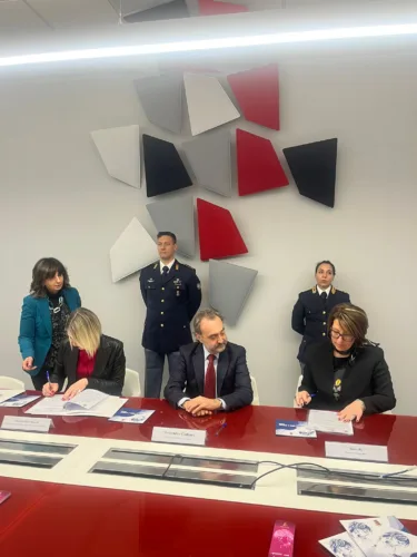 FIRMA PROTOCOLLO DIREZIONE CENTRALE ANTICRIMINE DELLA POLIZIA DI STATO E IL GRUPPO DONNE IMPRENDITRICI DELLE FIPE-COMMERCIO 1 Foto 3 1