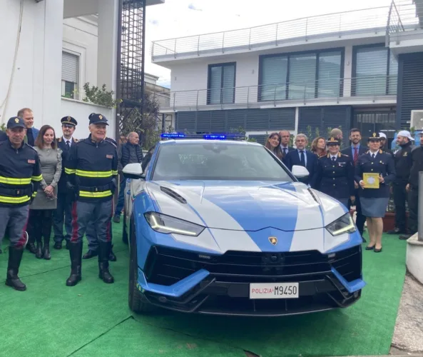Questura di Caserta: le iniziative di solidarietà della Polizia di Stato e dell’Antica distilleria Petrone 1 Lamborghini 27.02.2025