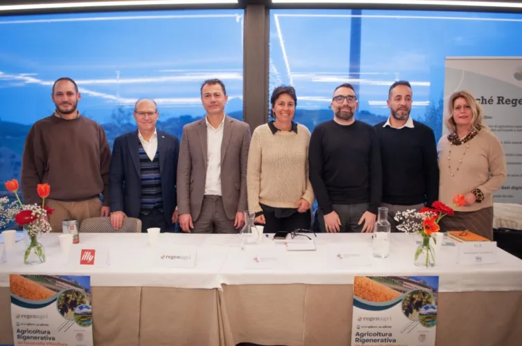 Agricoltura rigenerativa: “Difende il suolo e dà nuovo valore al vino” 1 agricoltura rigenerativa un focus sulla viticoltura Tortoreto 18 febbraio 2025 2