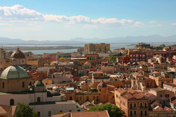 Le città italiane per ore di sole: l’index di HoliduSunniest Cities 2025: la classifica delle principali 50 città italiane per ore di sole medie mensili 1 Cagliari credits Laura Lugaresi via Unsplash 1