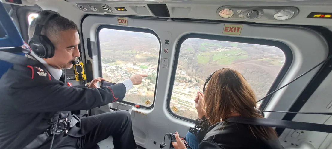 RIETI: IL PREFETTO DI RIETI IN VOLO CON I CARABINIERI PER MONITORARE IL TERRITORIO 3 Foto sorvolo con Amatrice sullo sfondo