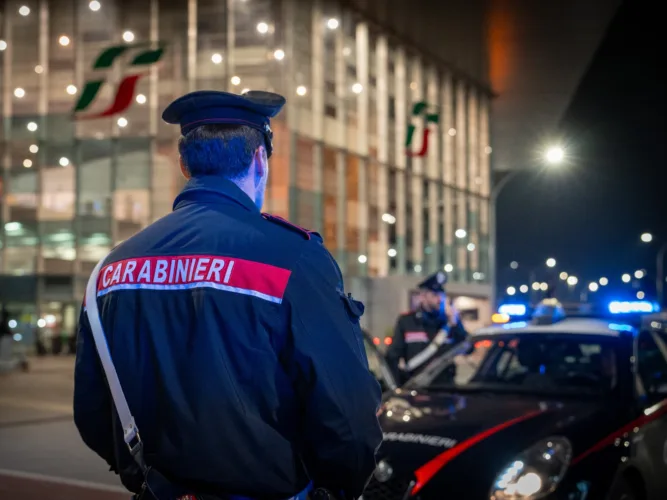 ROMA - CARABINIERI FERMANO UN 29ENNE GRAVEMENTE INDIZIATO DI DUE EPISODI DI VIOLENZA SESSUALE, COMMESSI NELLO STESSO GIORNO, NEI CONFRONTI DI DUE DONNE NEI PRESSI DELLE STAZIONI DI ROMA TERMINI E ROMA TIBURTINA 2 PIAZZA DANTE Arresto per violenza sessuale 3