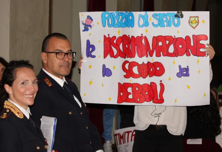 La Polizia di Stato presenta a Salerno il progetto “Percorsi di Legalità: in scena con la Polizia di Stato” – iniziativa di educazione alla legalità per le scuole. 1 Salerno1