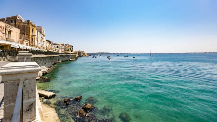 Le città italiane per ore di sole: l’index di HoliduSunniest Cities 2025: la classifica delle principali 50 città italiane per ore di sole medie mensili 3 Siracusa credits Luca N via Unsplash