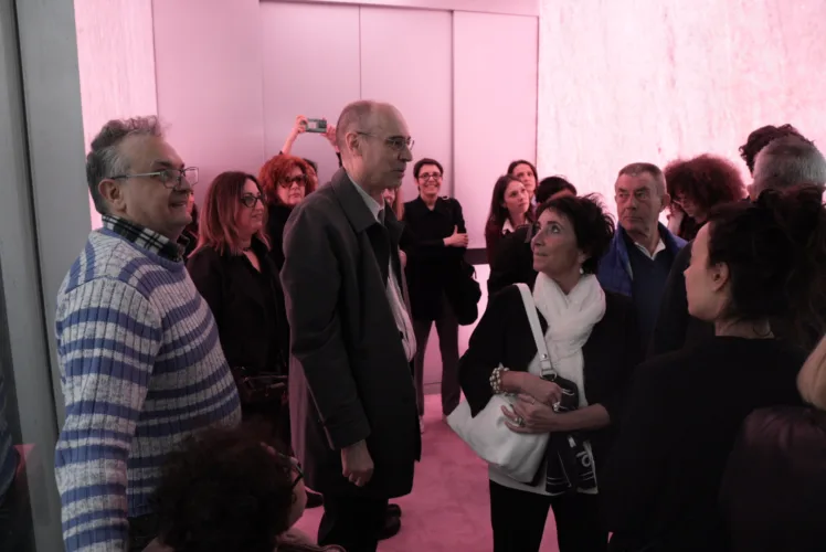 Fondazione Prada, AISLA e AriSLA:un incontro che intreccia arte, scienza e società per il progresso della ricerca e della cura della SLA 1 ascensore20panoramico 1
