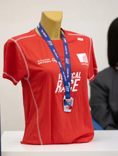 Presentata al Coni la 1 Vertical Race: il 30 marzo 10 km nel cuore del Foro Italico per una reale integrazione attraverso lo sport 3 la maglia e la medaglia della Vertical Race 1